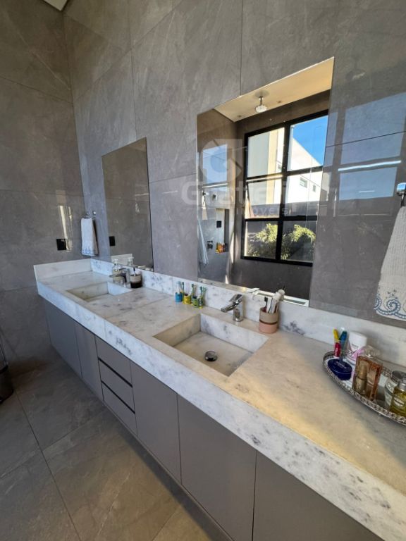Residência de Alto Padrão com 3 Suítes, Piscina Aquecida e Espaço Gourmet no Quinta das Laranjeiras
