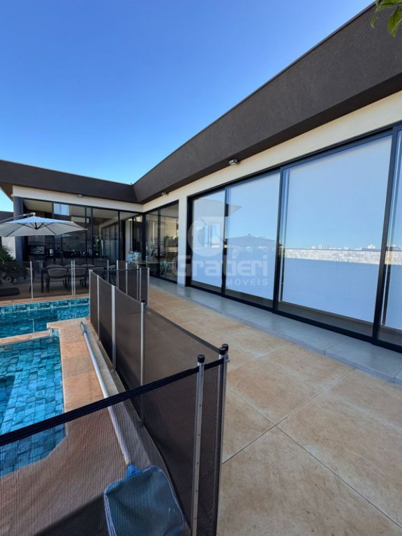 Residência de alto padrão com 3 suítes, piscina aquecida e e
