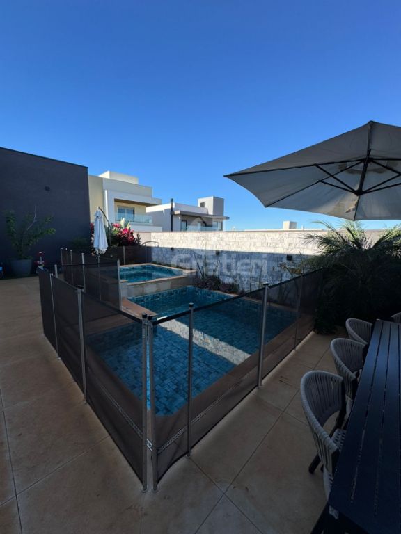 Residência de alto padrão com 3 suítes, piscina aquecida e e