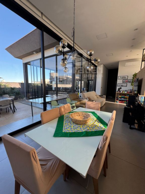 Residência de Alto Padrão com 3 Suítes, Piscina Aquecida e Espaço Gourmet no Quinta das Laranjeiras