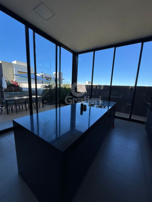 Residência de alto padrão com 3 suítes, piscina aquecida e e