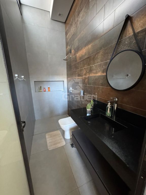 Residência de alto padrão com 3 suítes, piscina aquecida e e