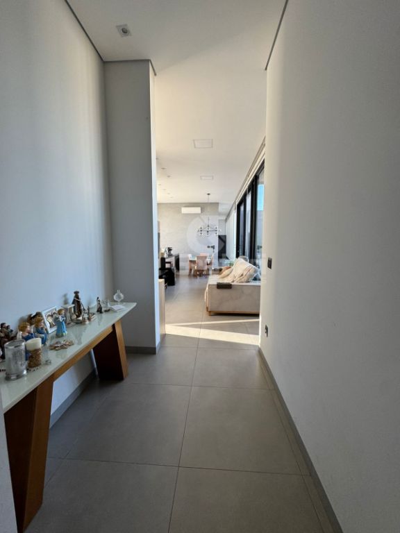 Residência de alto padrão com 3 suítes, piscina aquecida e e