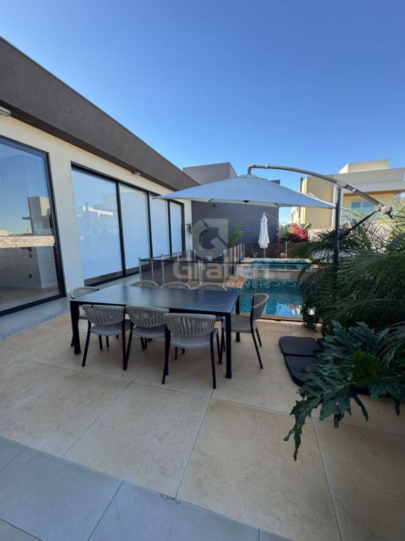 Residência de alto padrão com 3 suítes, piscina aquecida e e