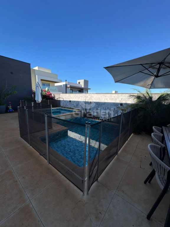 Residência de alto padrão com 3 suítes, piscina aquecida e e