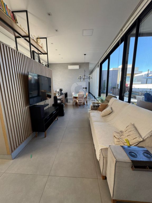 Residência de alto padrão com 3 suítes, piscina aquecida e e