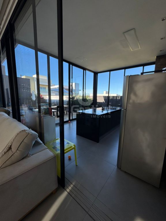 Residência de alto padrão com 3 suítes, piscina aquecida e e