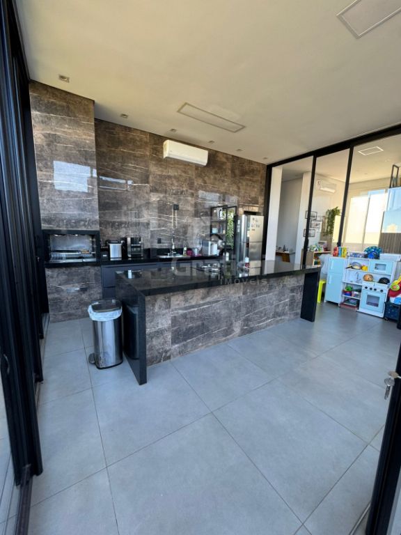Residência de alto padrão com 3 suítes, piscina aquecida e e