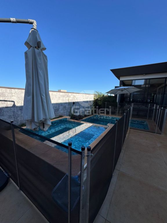 Residência de alto padrão com 3 suítes, piscina aquecida e e