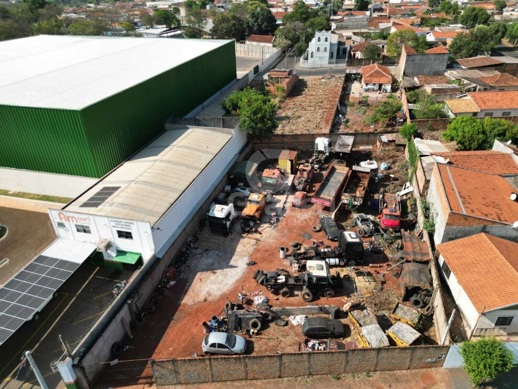 Terreno comercial com 28,00 metros de frente para a avenida 