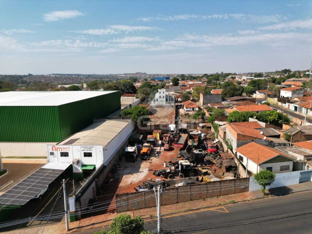 Terreno comercial com 28,00 metros de frente para a avenida 
