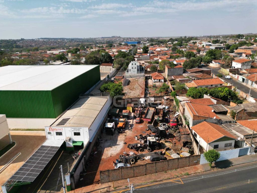 Terreno comercial com 28,00 metros de frente para a avenida 