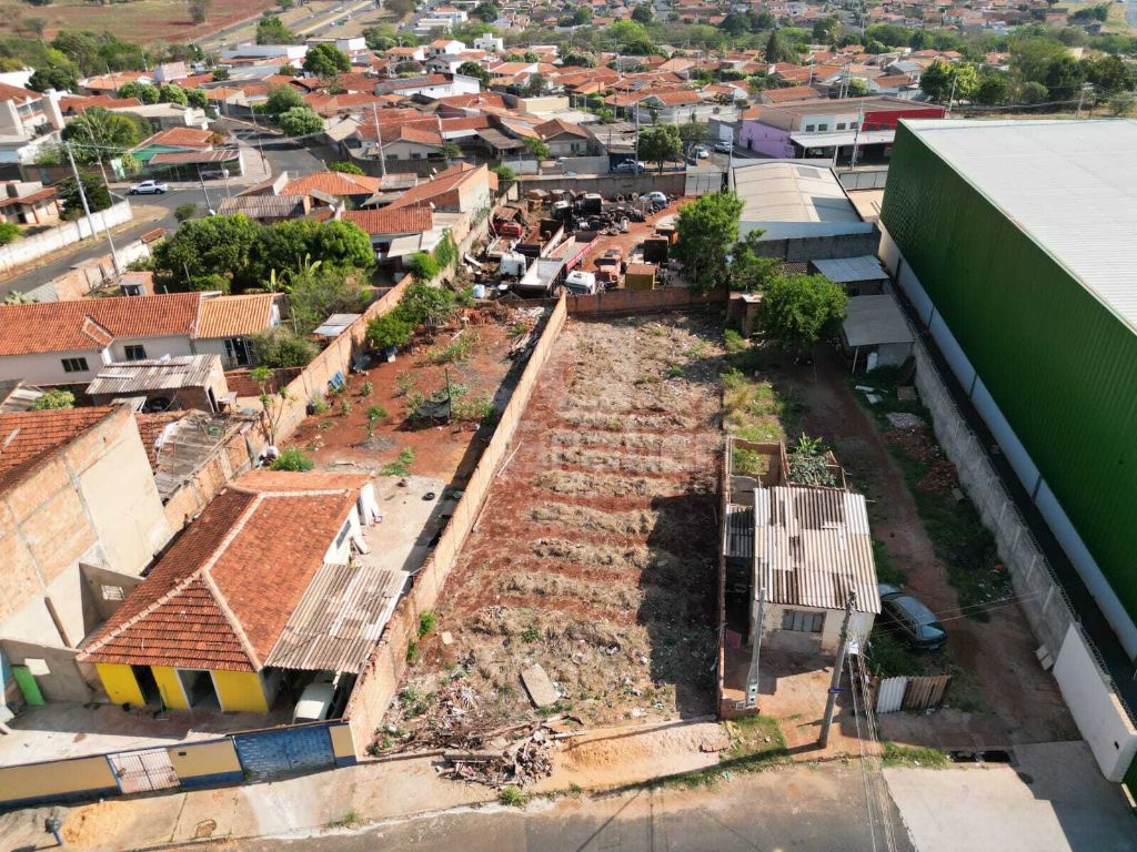 Terreno comercial com 28,00 metros de frente para a avenida 