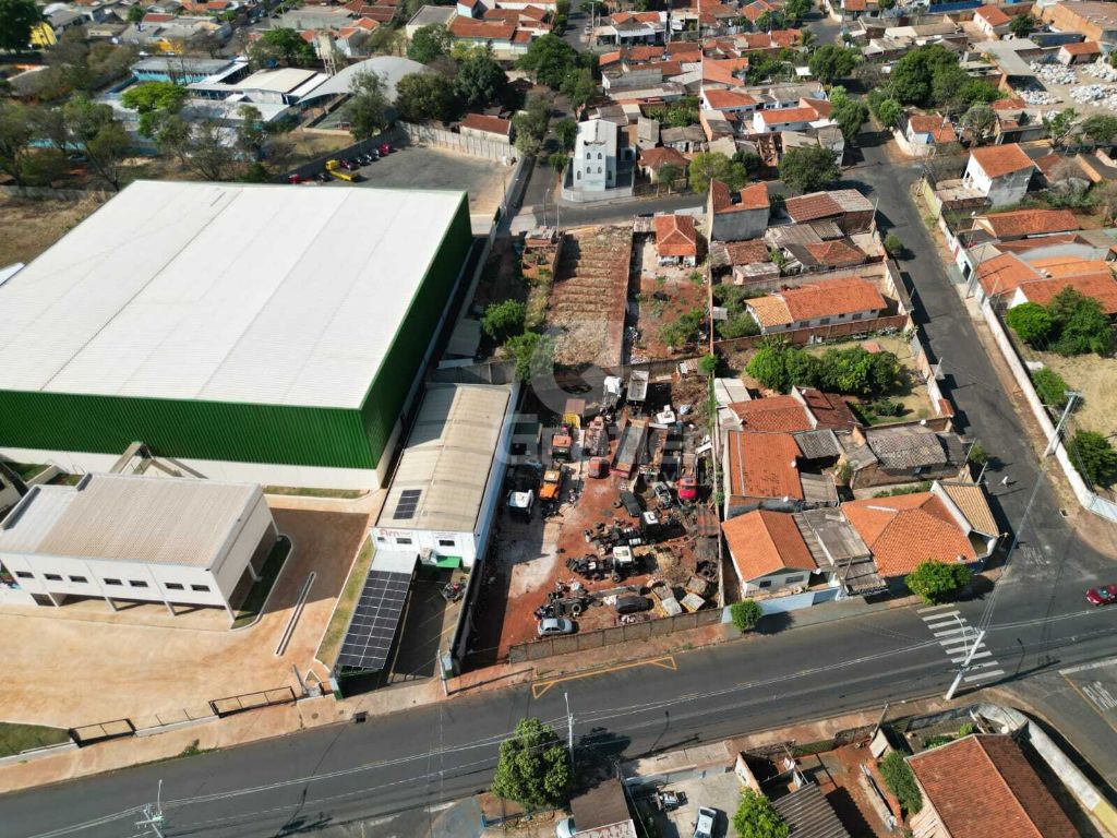 Terreno comercial com 28,00 metros de frente para a avenida 