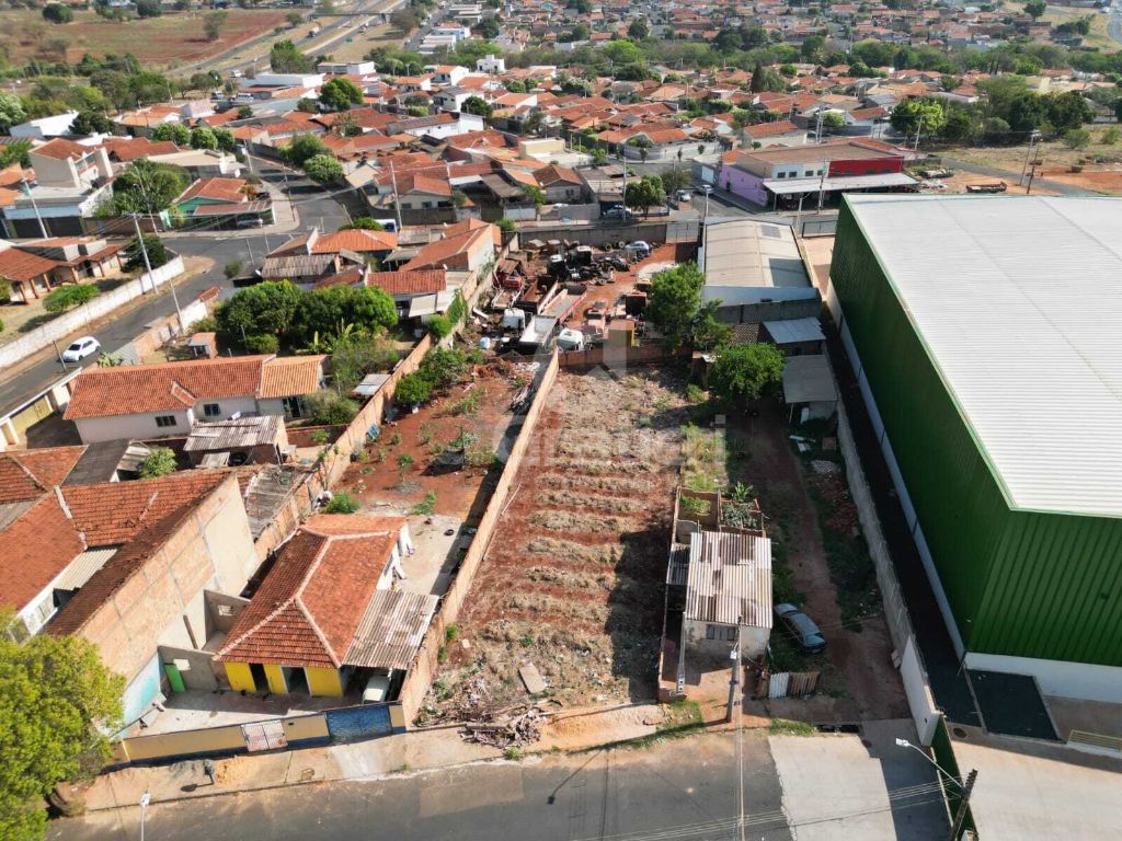 Terreno comercial com 28,00 metros de frente para a avenida 