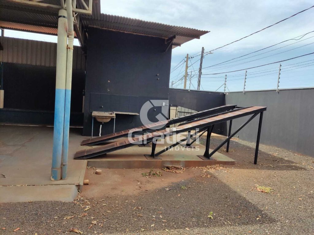 Barracão de esquina no são josé