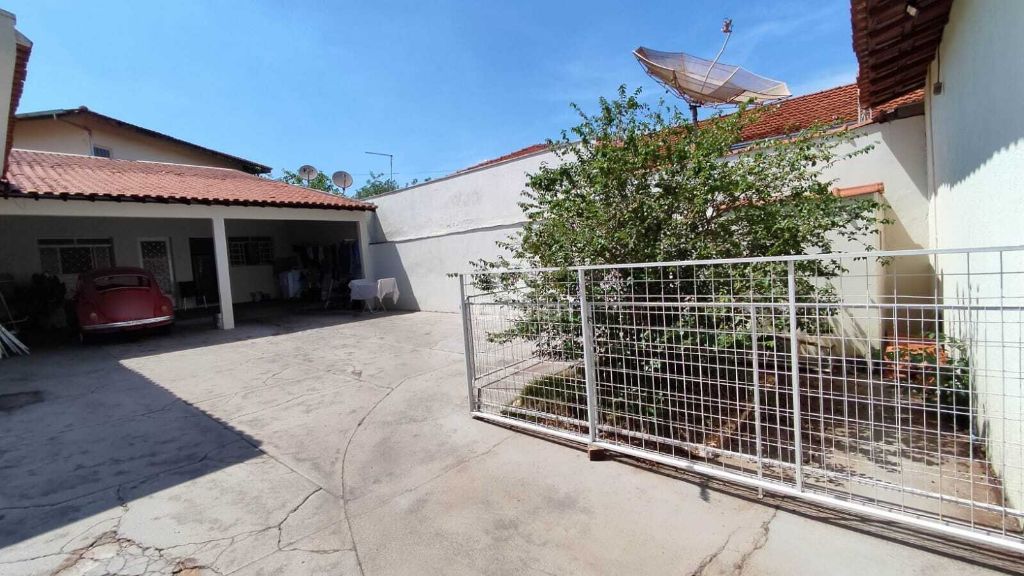 Casa ampla à venda no Quitandinha