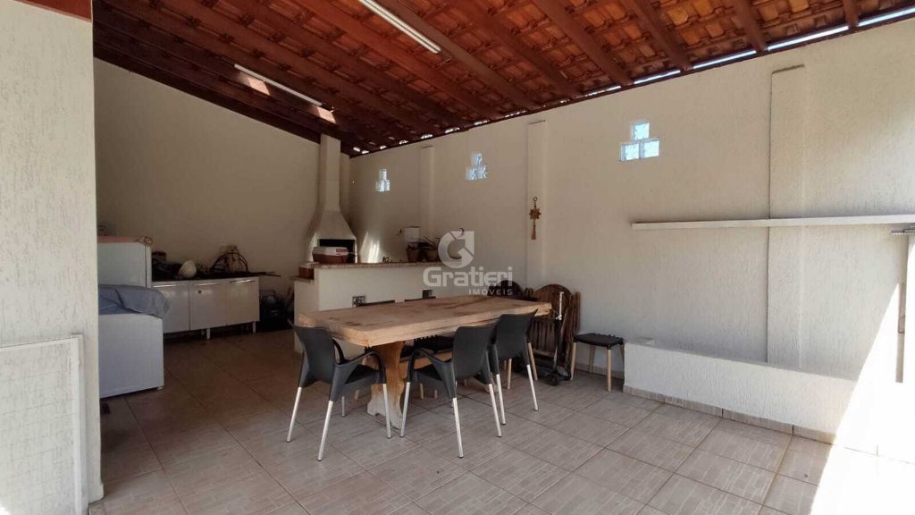 Casa ampla à venda no quitandinha