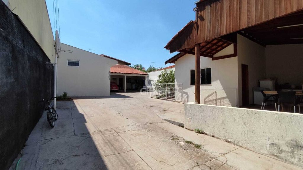 Casa ampla à venda no quitandinha