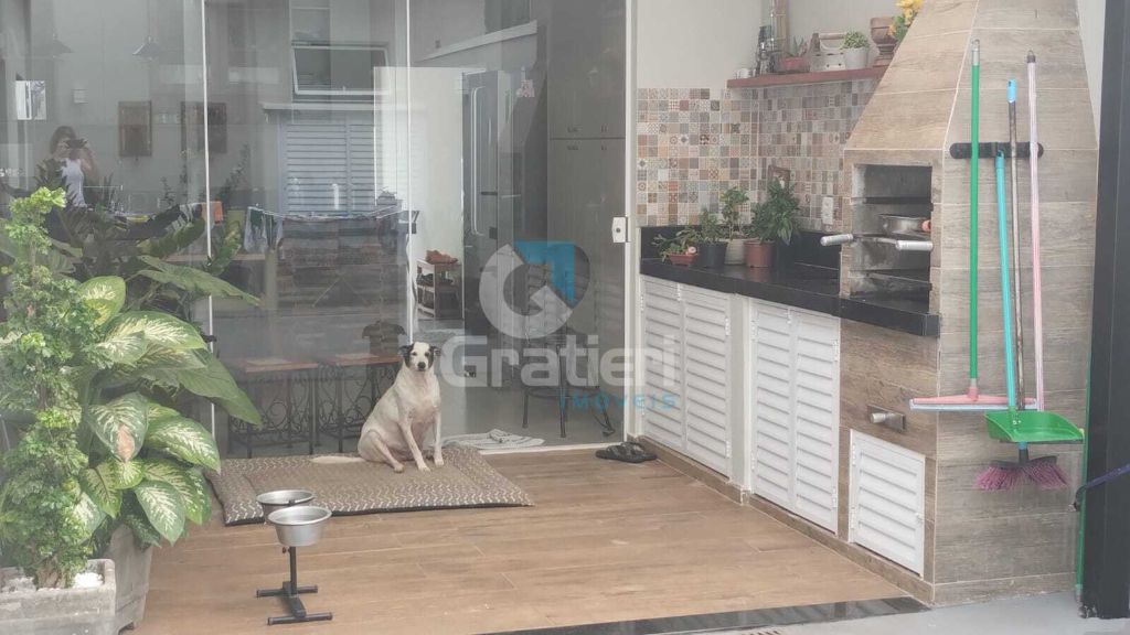 Casa térrea em condomínio fechado no parque atlanta
