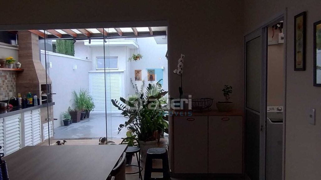 Casa térrea em condomínio fechado no parque atlanta