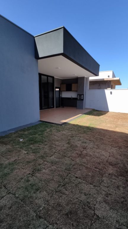 Casa recém construída condomínio volpi