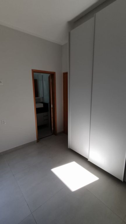 Casa recém construída condomínio volpi