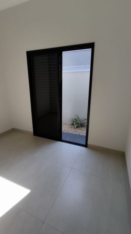 Casa recém construída condomínio volpi