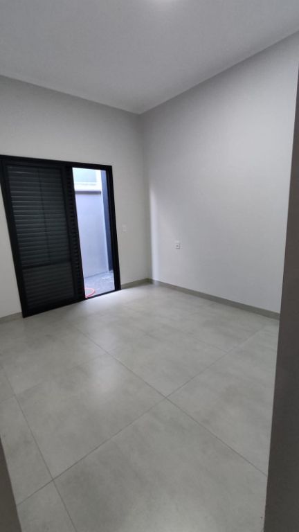 Casa recém construída condomínio volpi