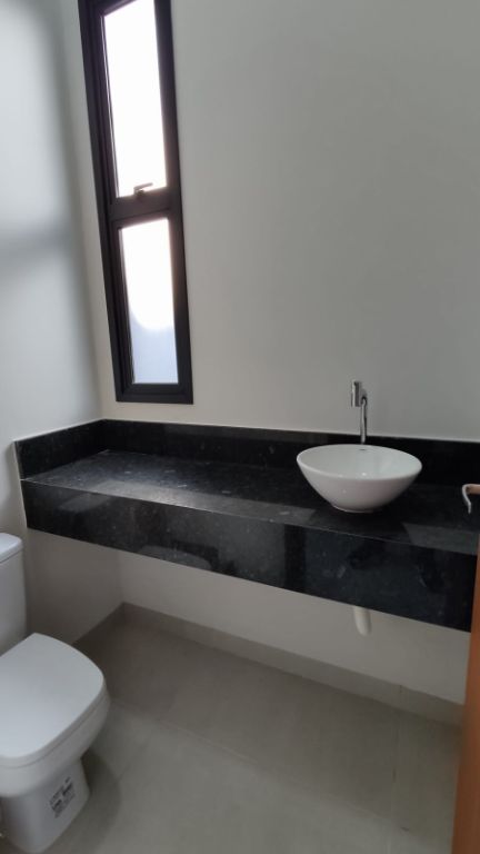 Casa recém construída condomínio volpi