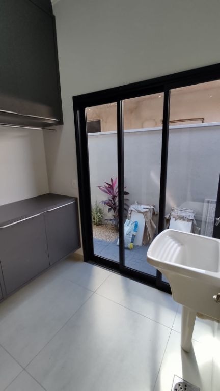 Casa recém construída condomínio volpi
