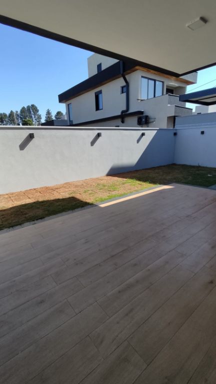 Casa recém construída condomínio volpi