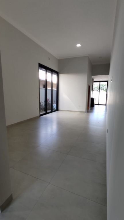 Casa recém construída condomínio volpi