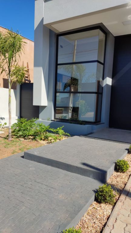 Casa recém construída condomínio volpi
