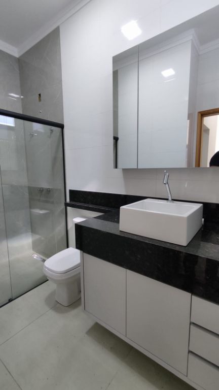 Casa recém construída condomínio volpi