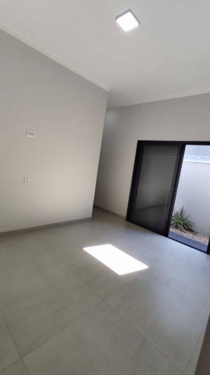 Casa recém construída condomínio volpi