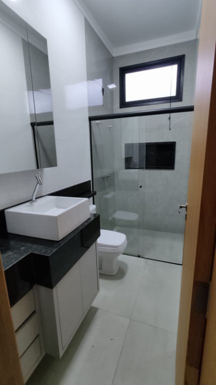 Casa recém construída condomínio volpi