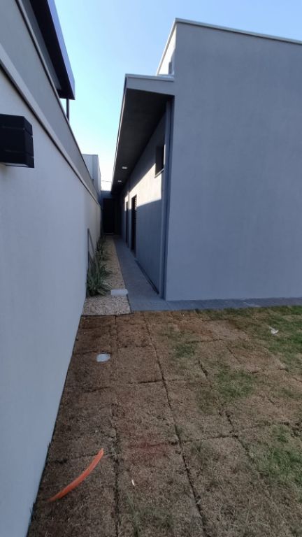 Casa recém construída condomínio volpi