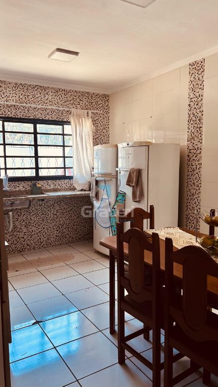 Casa 3 quartos e piscina no sta. Júlia iii