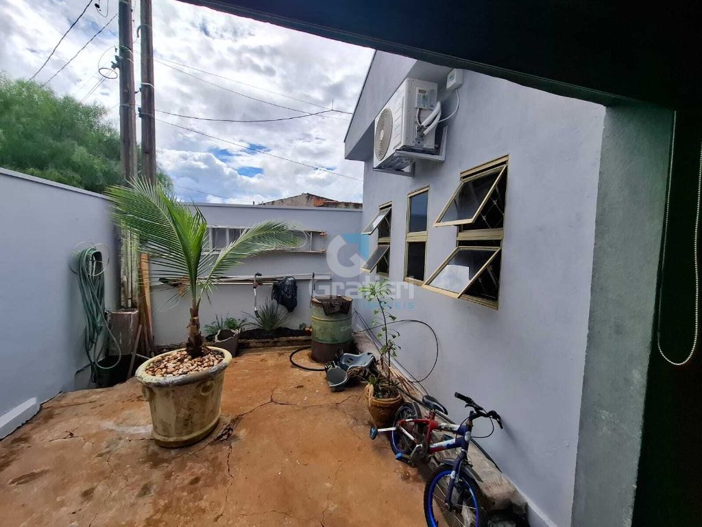 Casa de esquina no jd. Acapulco