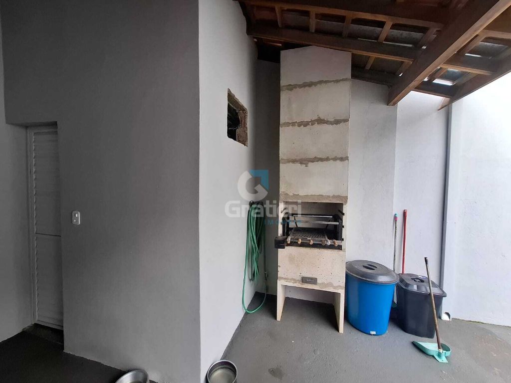 Casa de esquina no jd. Acapulco