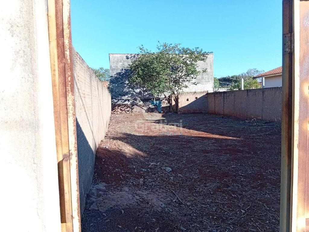 Terreno murado e com portão - jd. Universal