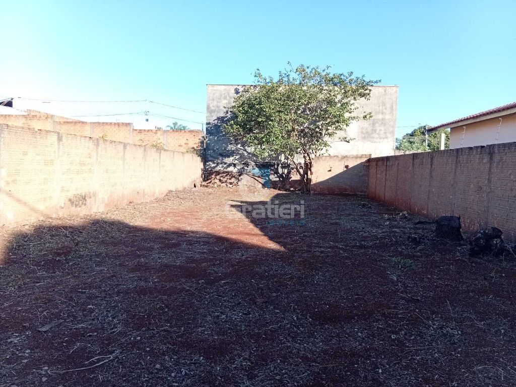 Terreno murado e com portão - jd. Universal