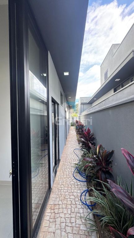 Casa de alto padrão no condomínio volpi