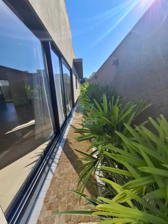 Casa de alto padrão à venda no condomínio portal das tipuana