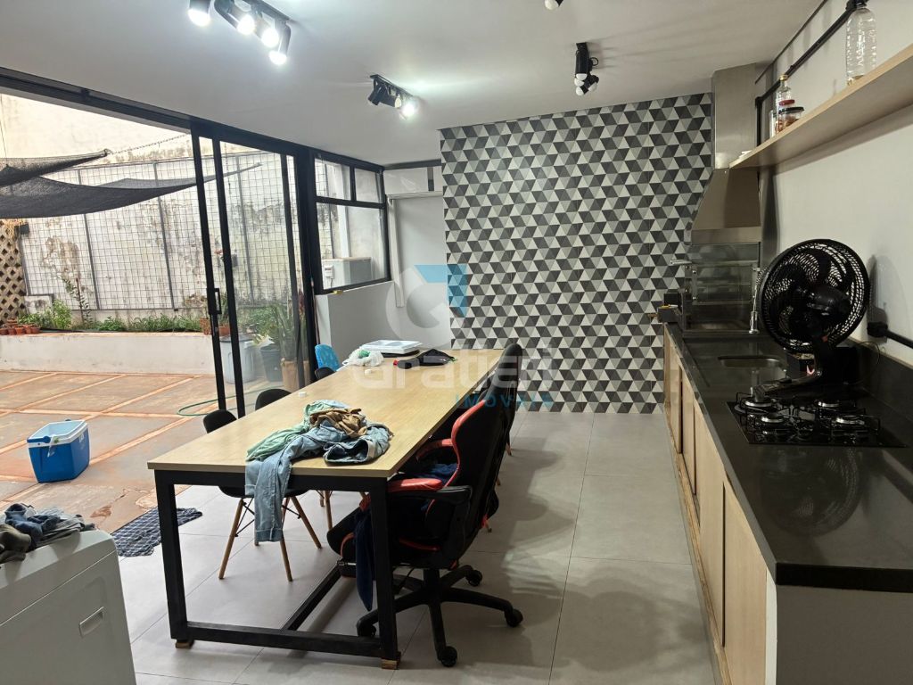 Casa completa no Centro de Araraquara com área gourmet e suíte com closet!
