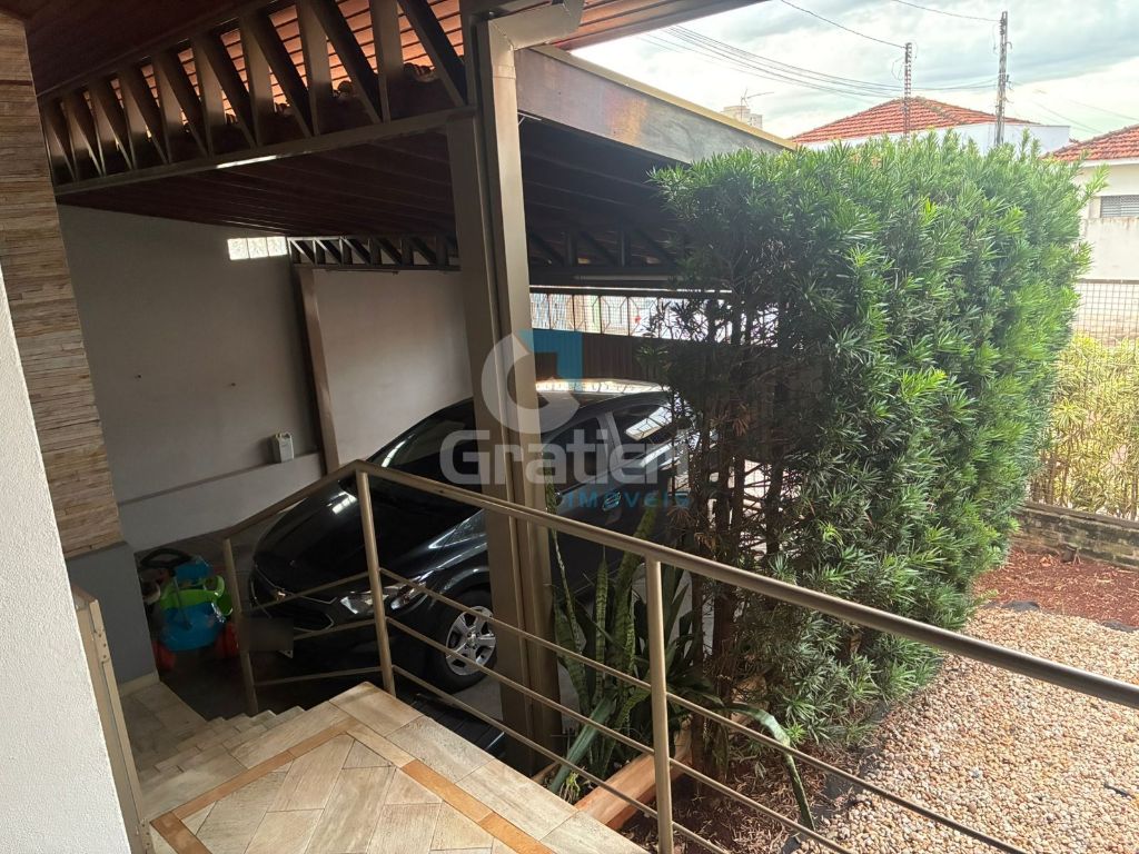 Casa completa no Centro de Araraquara com área gourmet e suíte com closet!