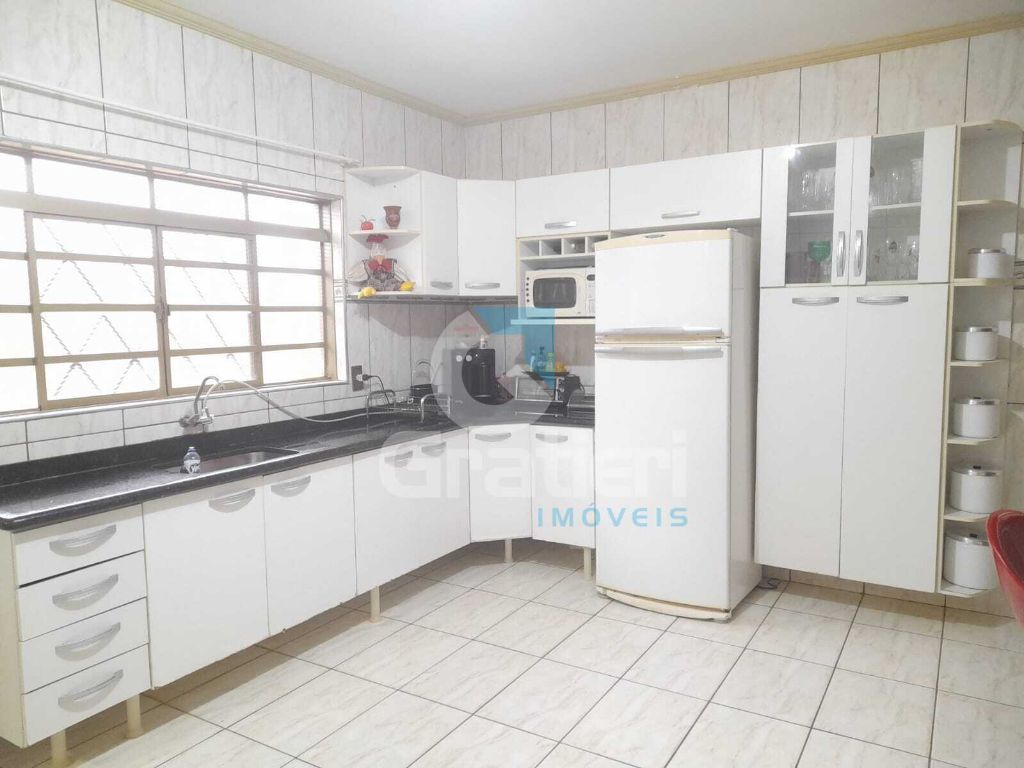 Sobrado de esquina com 4 dormitórios e área gourmet no Jd. Brasília