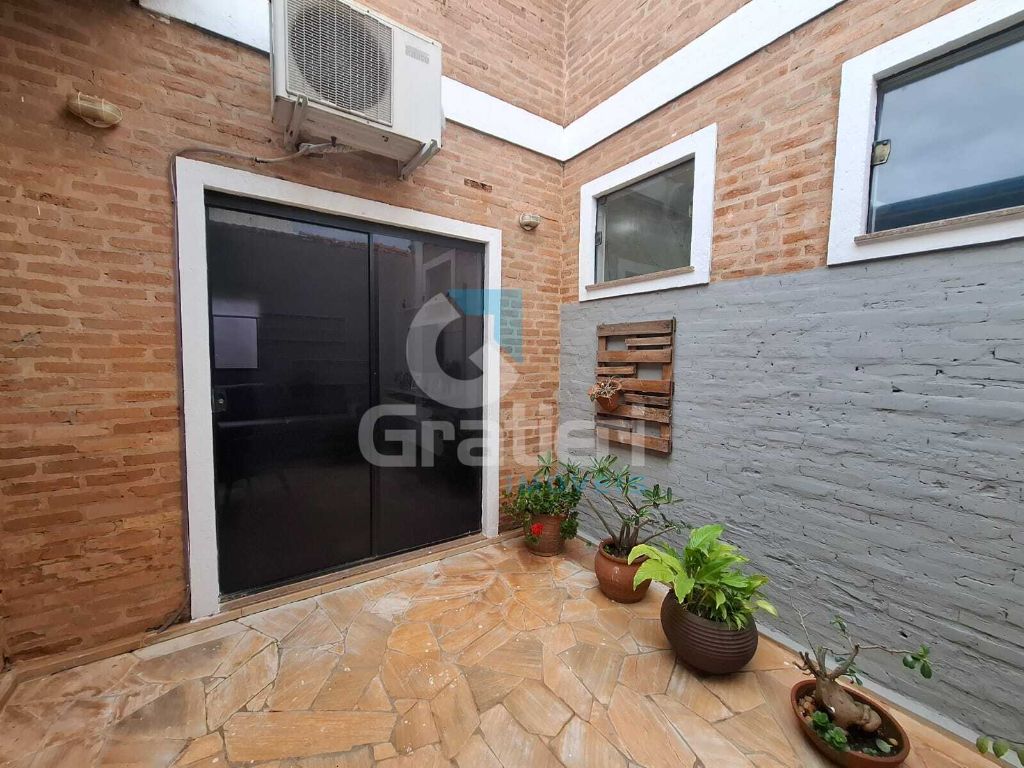 Casa com 3 dormitórios e amplo quintal no residencial cambuí