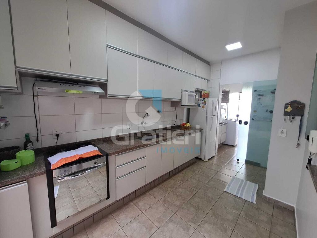 Casa com 3 dormitórios e amplo quintal no residencial cambuí